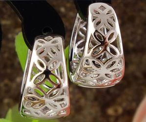 Sterling silver women beautiful cute hollow flowers hoop earrings