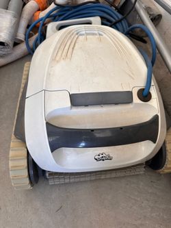 Dolphin E10 pool cleaner