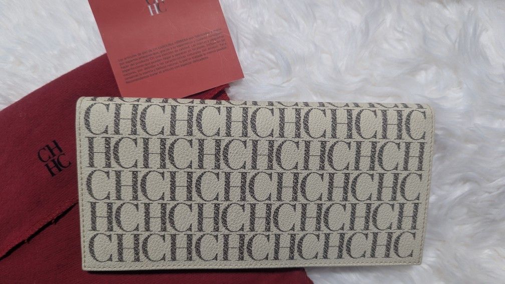Original authentic Carolina Herrera wallet brand like new. With certificate. SEE 12 PICTURES.