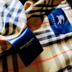 BURBERRY LONDON Trench Coat.