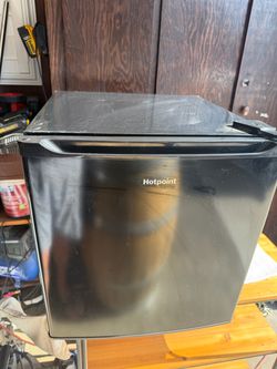 Hotpoint Mini Fridge 18”Wx 19”Hx 19”D