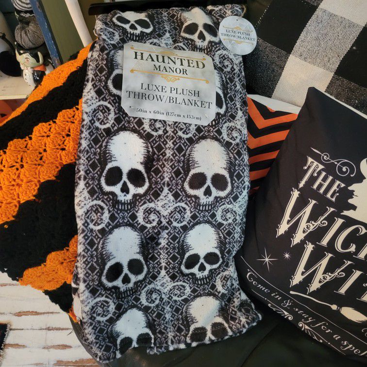Halloween Skull Gothic Haunted Mansion Blanket