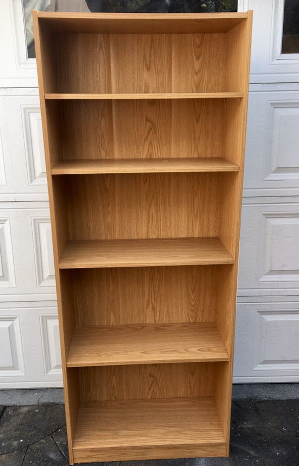 Like new traditional wooden 5-layer adjustable shelves bookcase