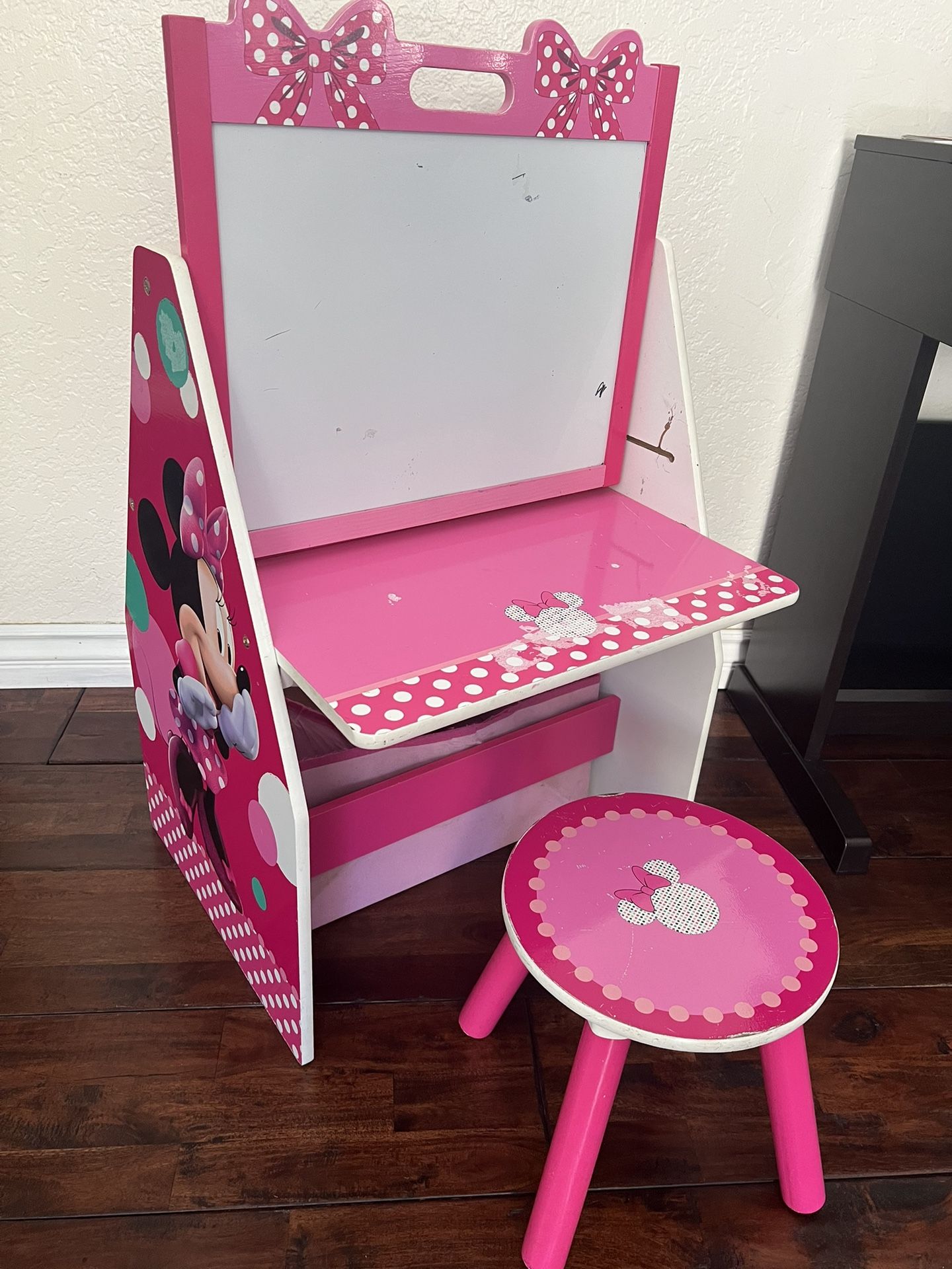 Delta Children Deluxe Kids Art Table | Easel, Desk, Stool, Toy Organizer, Disney Minnie Mouse