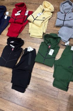 Men’s Medium Nike Techs