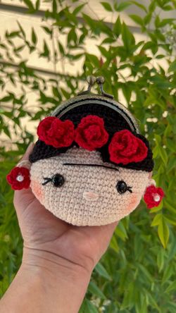 Monedero Frida tejido a mano puedes utilizar también como tu AirPod case