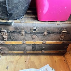 Foot Locket/ Trunk