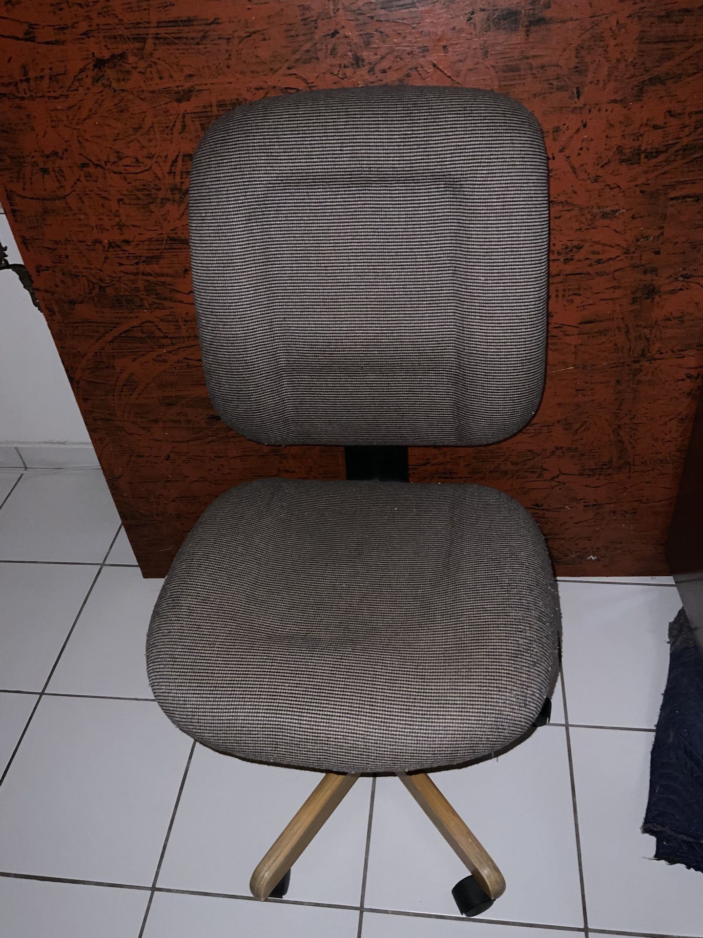 Adjustable Height, OFFICE, Dorm Room, Bedroom CHAIR With Wheels - Like New - College - Student Rolling Chair