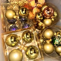 I’m Changing These Glass Ornaments For Any Black Or White Ornaments 