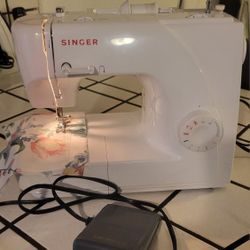 Singer Sewing Machine Good Working Condition 
