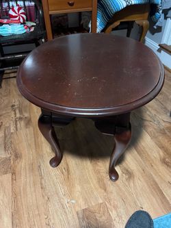 Broyhill oval accent table with single pull out drawer.