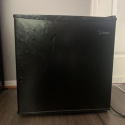 Midea Mini Refrigerator 