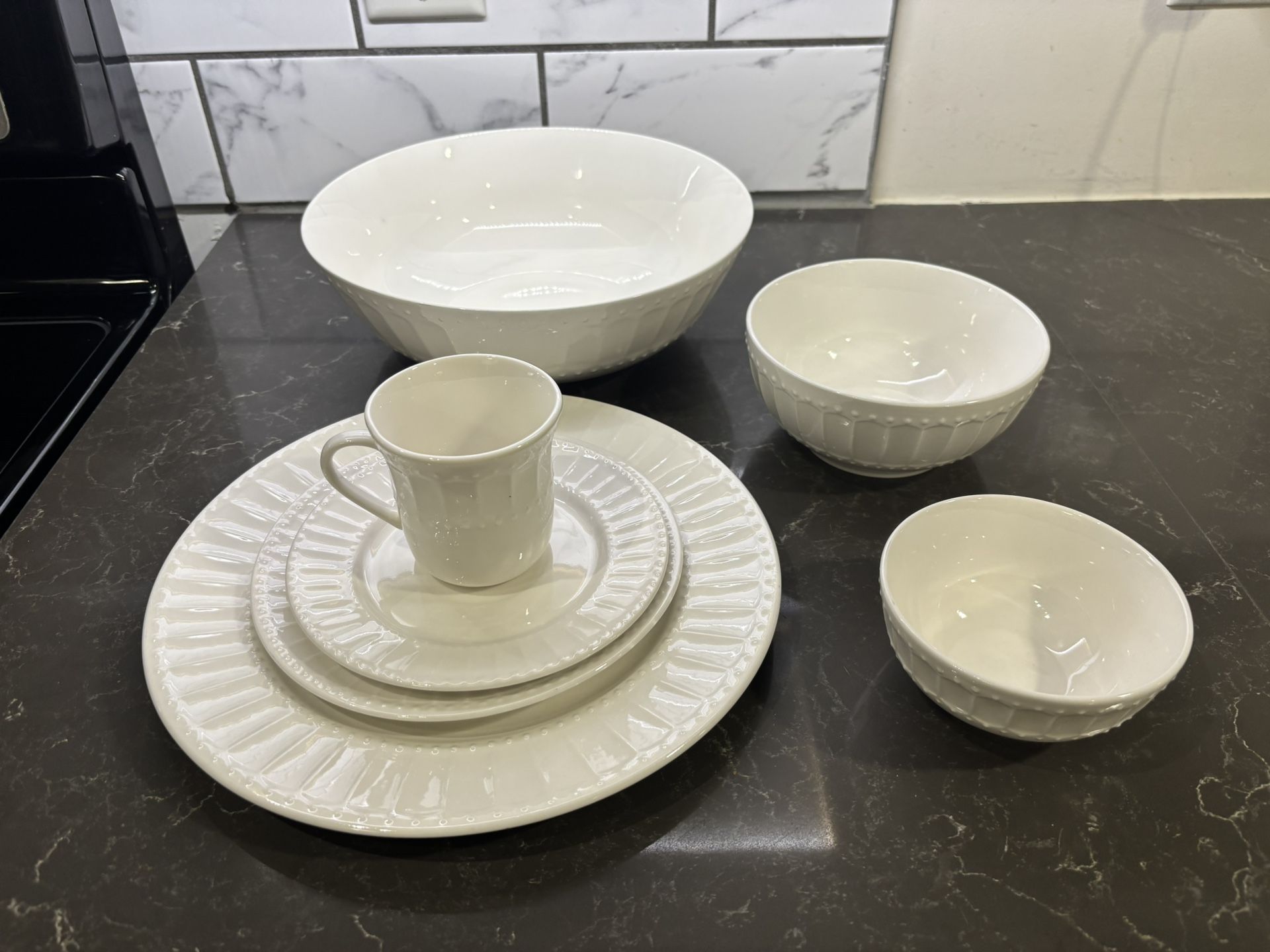 Brand New 42 Piece Dinnerware Set (set Of 6)