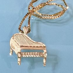 3-D Piano Necklace 14k Yellow Gold 6.5g Box Chain/Necklace “Beautiful” 