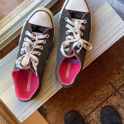 Converse Tennis Shoes Size 8 Women’s