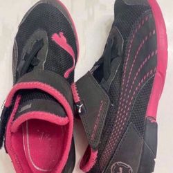 Girls Sneakers Puma, Size 1 Like new