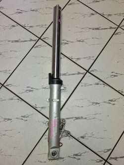 03-06 Honda CBR600RR Right Side Fork , Tube Good Leg Cracked See pics MEE Parts