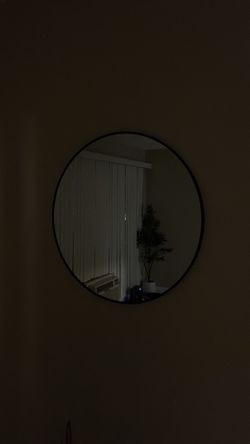 Round mirror