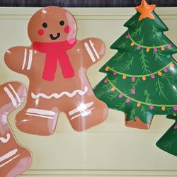 4 CHRISTMAS PLATES GINGERBREAD MAN AND CHRISTMAS TREE