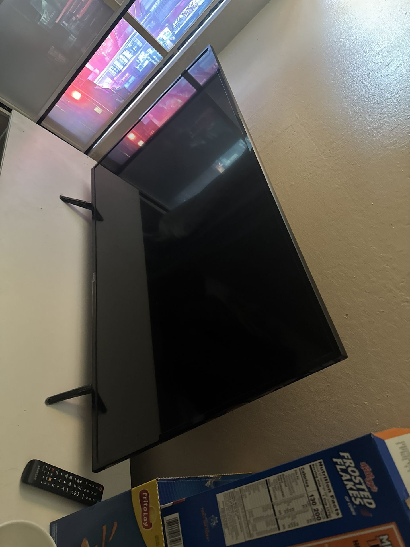 Samsung TV 32 In + Remote (Roku Adapter With Controller)