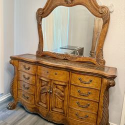 Dresser With Mirror 