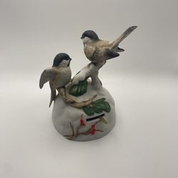 Porcelain Wind Up Musical Plays “I’m Dreaming Of A White Christmas”