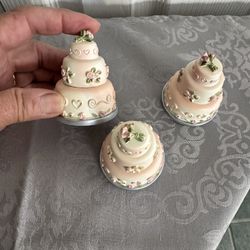 PEARL Stud Earrings in a Ceramic Birthday Cake Gift Box