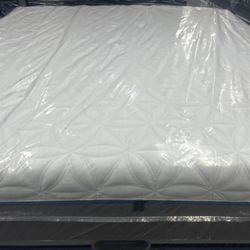 KING SIZE TEMPURPEDIC CLOUD LUXE MATTRESS & BOX SPRINGS BED SET