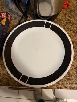 Set of 4 corelle rare black, and  white dinner plates