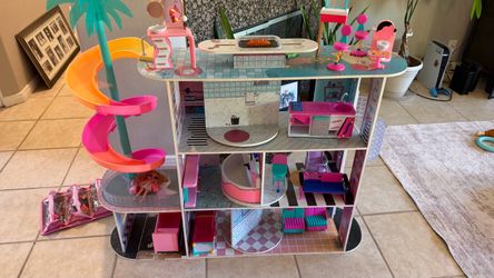Dollhouse with Slide and Furniture and accessories included