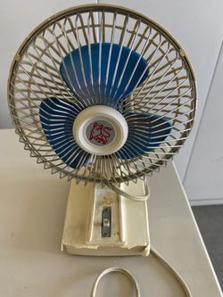 Vintage-Style Electric Desk Fan ā Blue Blades & Metal Grille ā $10 OBO
