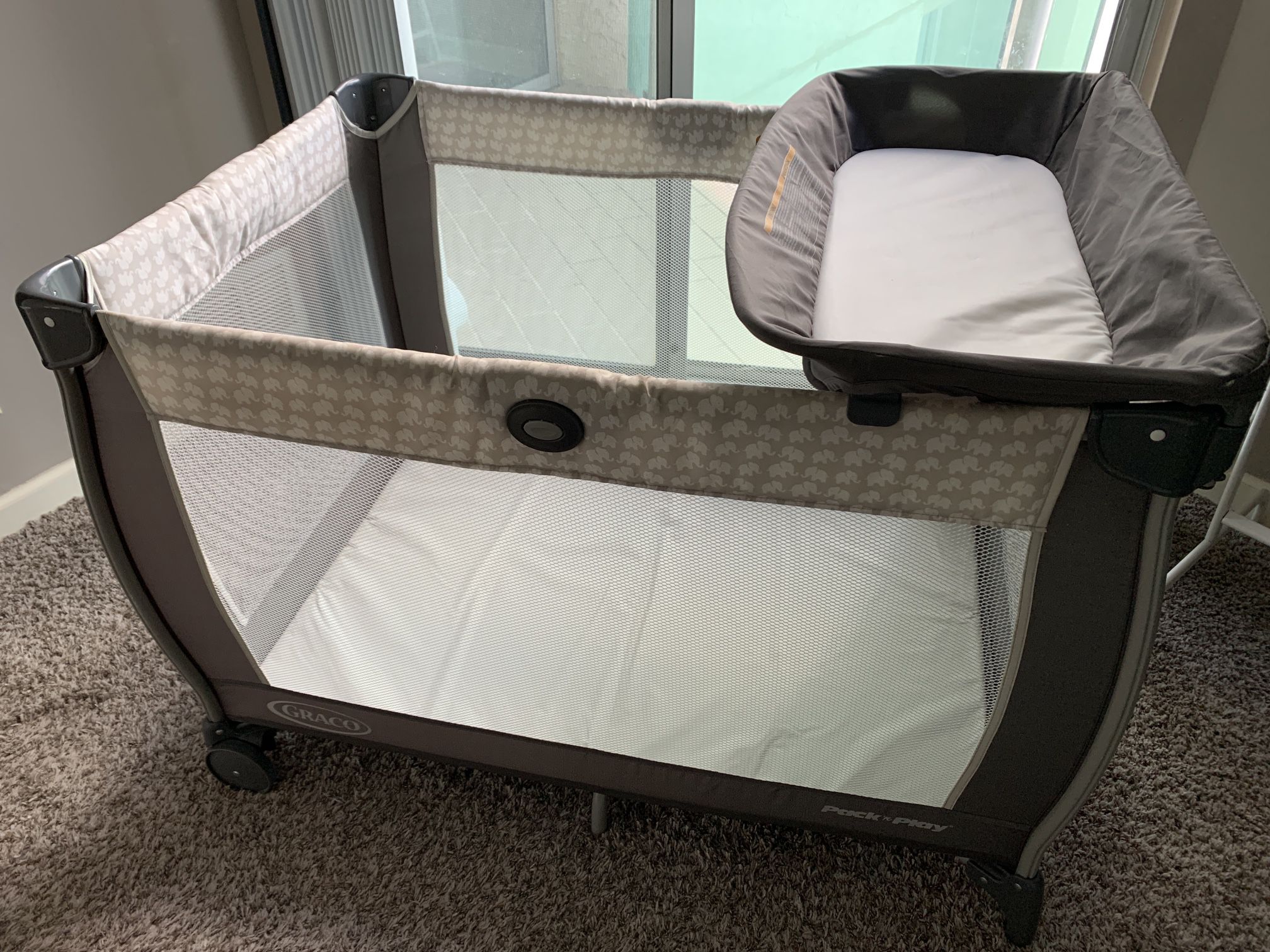 Graco Crib - includes everything 