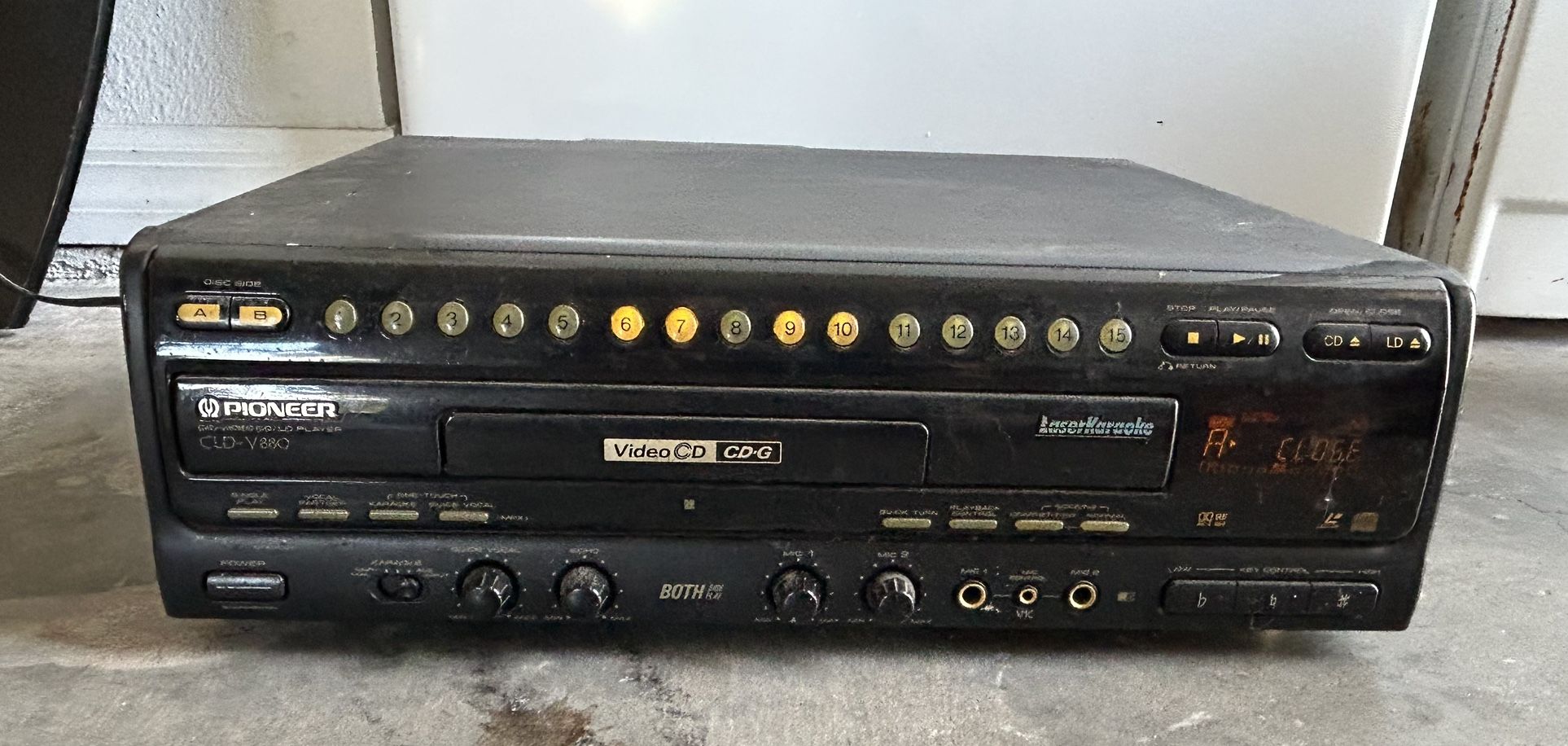Vintage Pioneer CLD-V880 Laserdisc Player