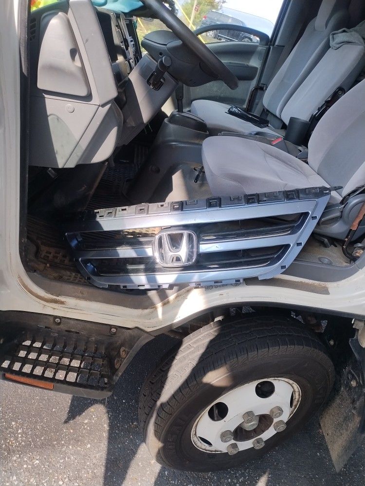 05 -08 Honda Odyssey Grill Mint Condition 