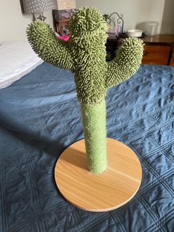 Cactus shaped cat scratching post