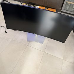 Dell UltraSharp 39.9” 2160p HDR 120 Hz Curved Thunderbolt Monitor