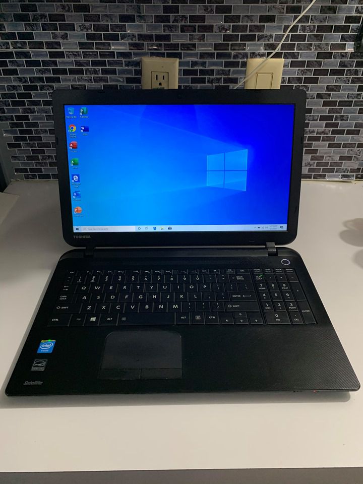 Laptop Toshiba 15.6 (Windows 10) (Microsoft Office)