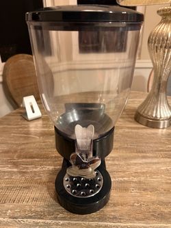 Dry food and cereal dispenser