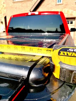 TRIFOLD SOLID ALUMINUM TRUCK BED COVER w/ BUILT-in TOOL BOX 🛠️🗜️(open back & front)(great SHAPE & CONDITION:10/10)has The KEY 🔐on it..