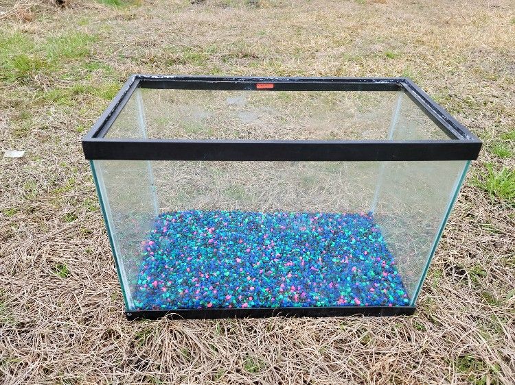 Fish Tank  - 20 Gallon  -  With Gravel- Measures 24"L x 12"W x 16"H 