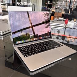 Apple 13” 2024 MacBook Air M3 Chip 16GB Ram 512SSD! 90 day warranty! We offer financing!