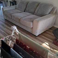 Sofá gris $100 dls tv $ 30.00 dls