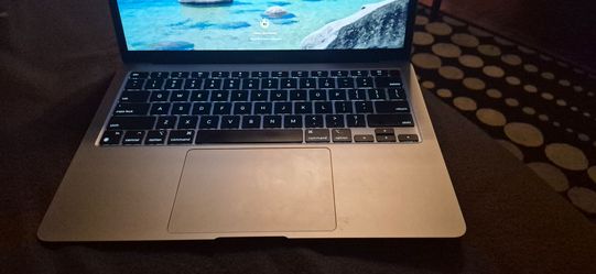 Apple MacBook Air (Excellent Condition)