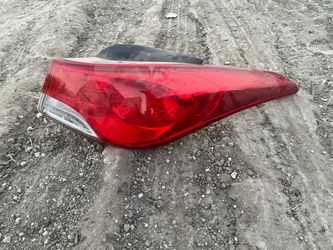 2011 - 2013 HYUNDAI ELANTRA PASSENGER TAIL LIGHT OEM BBS12