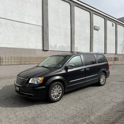 2015 Chrysler Town $ Country 