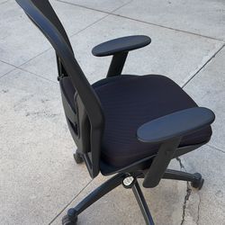 Like New Mesh Office Chair – Comfortable & Ergonomic