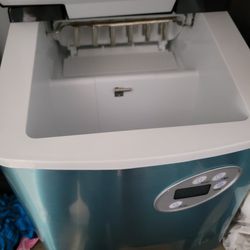 Ice Maker Bran New Used 1 Ti M e Good For Party's 200 Obo Paid 300 