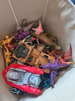 Box of play dinosaurs all in great condition