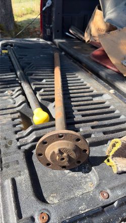Dana MW-18B11  A full-floating rear axle shaft with an 8-bolt wheel hub
