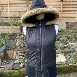  Bluet Sports Women’s S Black Sleeveless Puffer Jacket Vest Hood Faux Fur Lined 